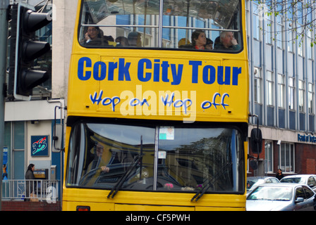 Vista dettagliata di un giallo Cork city tour bus. Foto Stock