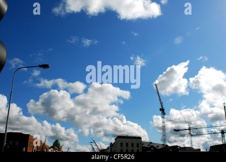 Nuvole sopra i tetti e gru nel centro di Cork. Foto Stock