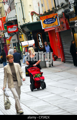 Gli amanti dello shopping per le vie del centro di Cork. Foto Stock