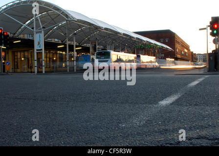 Di sera presto luce su sughero stazione bus. Foto Stock