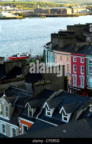 Una vista sulla Cobh verso il porto nella contea di Cork. Foto Stock