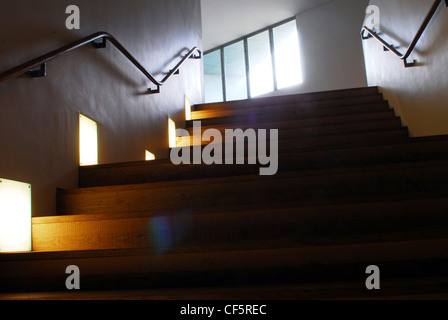 Vista della tromba delle scale al Lewis Glucksman Gallery di Cork. Foto Stock