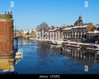 Coperta di neve sbarchi sul fiume Ouse dal South Esplanade in inverno. Foto Stock