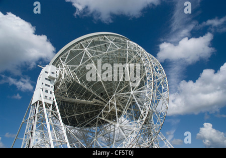 Il Telescopio Lovell, il terzo più grande piatto sterzabile radio telescopio nel mondo, a Jodrell Bank Observatory. Foto Stock