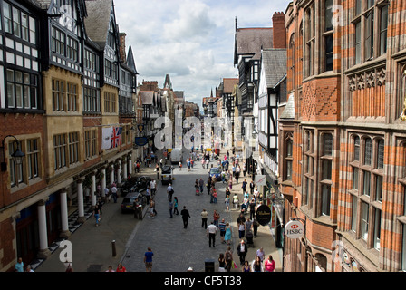 Una vista lungo Eastgate Street a Chester movimentata con gli acquirenti. Foto Stock