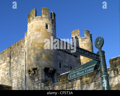 Un cartello esterno Walmgate bar, uno dei quattro principali gateway medievale della città. Foto Stock