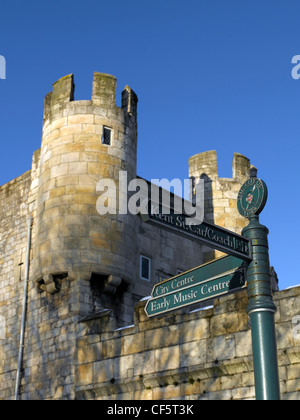 Un cartello esterno Walmgate bar, uno dei quattro principali gateway medievale della città. Foto Stock