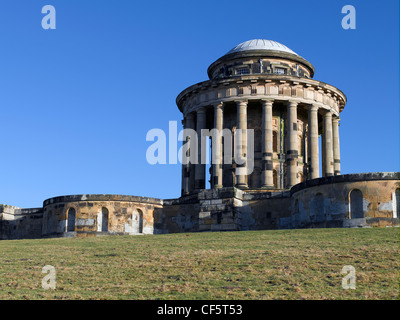 Il mausoleo progettato da Nicholas Hawksmoor nei giardini del castello di Howard. Il terzo conte di Carlisle è qui sepolto. Foto Stock