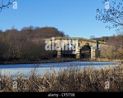 Nuovo ponte sul fiume costruito nel 1740's spanning a Frozen River nei giardini del castello di Howard. Foto Stock