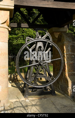 L'ingranaggio di avvolgimento di St James's bene su Abinger comune in Surrey. Abinger comune è pensato per essere il più antico borgo in Inghilterra. Foto Stock