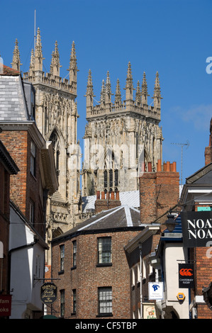 Il West le torri della cattedrale di York Minster visto dal basso Petergate. Petergate era originariamente parte della Via Principalis, la strada principale o Foto Stock