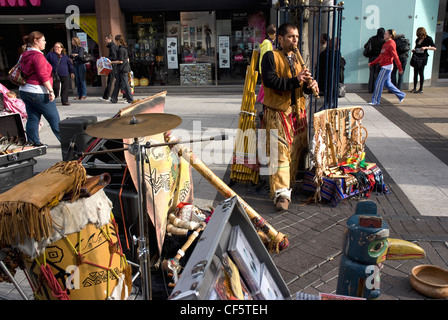 Un nativo americano musicista esegue su strada nel centro della città di Birmingham. Foto Stock