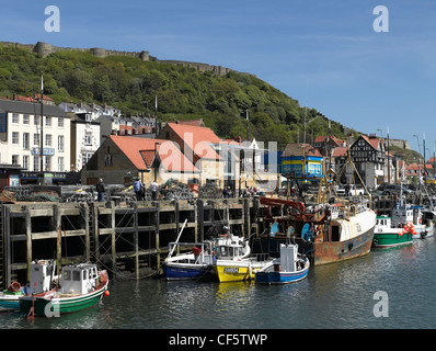 Barche da pesca ormeggiate nel porto di Scarborough. Foto Stock