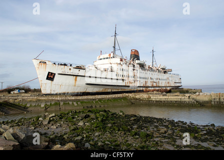 Il Duca di Lancaster, una stazione ferroviaria vaporizzatore nave passeggeri ruggine nel suo ormeggio finale sul Dee estuario. Foto Stock