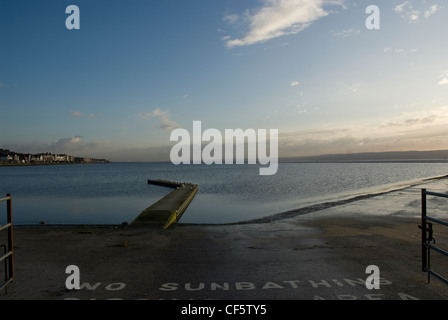 Un pontile sulla West Kirby lago marino impostato sulla punta estrema della penisola di Wirral. Foto Stock