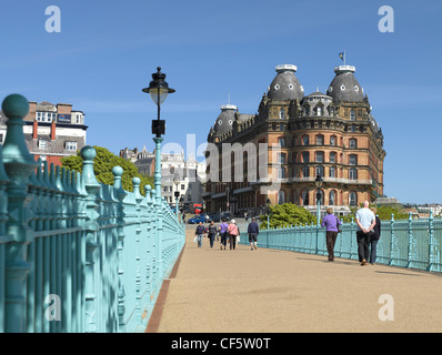 Britannia Grand Hotel in Scarborough dal ponte Spa, South Bay. Foto Stock