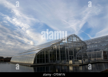 Il nuovo Glasshouse ad RHS Wisley, costruito per mostrare i giardini di classe mondiale di raccolta di piante. Foto Stock