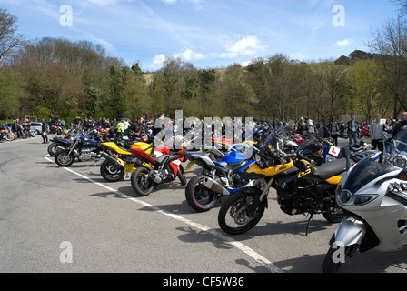 Domenica raduno di motociclisti a Ryka's cafe ai piedi della collina di casella vicino a Dorking. Foto Stock