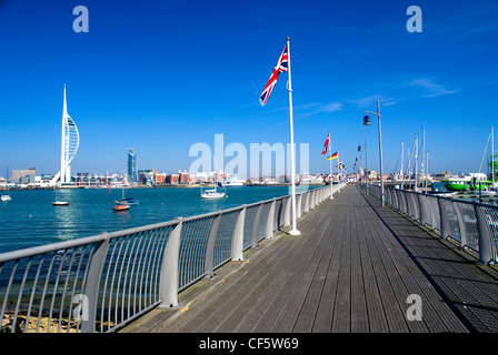 Bandiere che sventolano lungo l'Esplanade a Gosport opposta 170m alto Spinnaker Tower al Gunwharf Quays nei porti mpouth Porto. Foto Stock