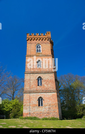 Una follia a forma di torre gotica in Painshill Park, progettato e creato tra il 1738 e il 1773 dall'on. Charles Hamilto Foto Stock