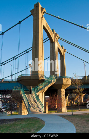 Il Hennepin Avenue ponte sopra il fiume Mississippi in The Riverfront District di Minneapolis. Foto Stock