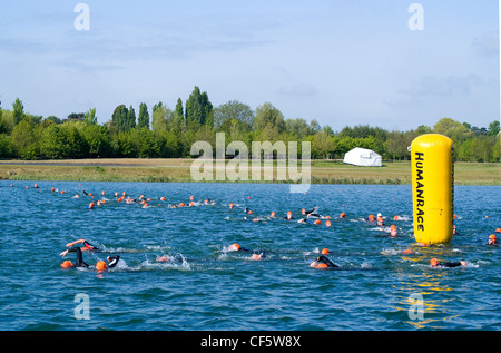 Nuotatori arrotondamento una boa durante un evento di Triathlon a Eton Dorney, la sede per il canottaggio, Paralimpici di Canottaggio e Canoa evento Sprint Foto Stock