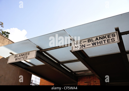 Bianchi e non bianchi ingresso per il Museo dell'Apartheid, Johannesburg, provincia di Gauteng, Repubblica del Sud Africa Foto Stock