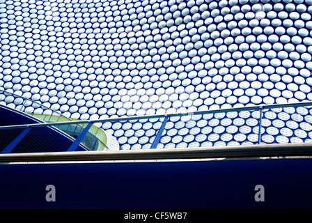 L'esterno di Selfridges a Bullring Shopping Centre. Il negozio è rivestita in 15.000 shiny dischi in alluminio, ispirato da un file PAC Foto Stock