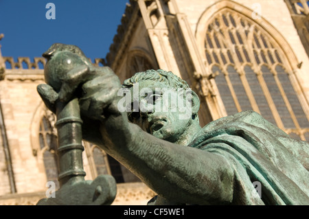 Costantino il Grande statua in bronzo al di fuori del transetto sud della cattedrale di York Minster Foto Stock