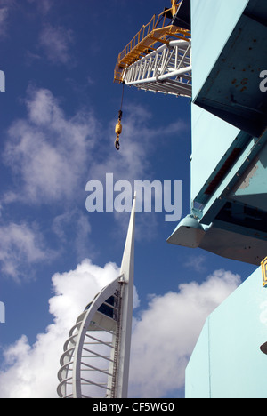 Spinnaker Tower. La torre, ad una altezza di 170 metri (558 piedi) sopra il livello del mare, è 2,5 volte superiore a quella di Nelson's Colonna, maki Foto Stock