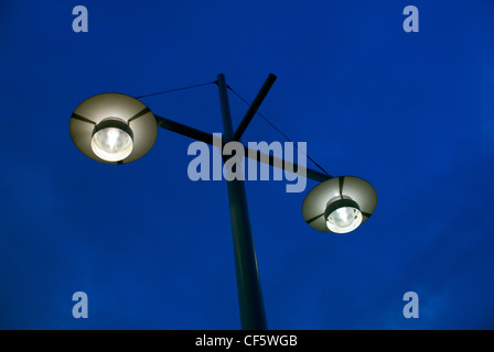 Via la luce abstract al Gunwharf Quays. Gunwharf Quays si trova sul sito dell'ex Royal Navy shore stabilimento HMS Foto Stock