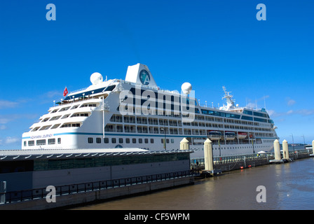 Il viaggio di Azamara nave da crociera ancorata in Liverpool. Foto Stock