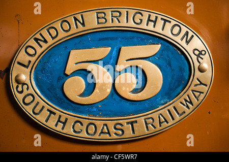 Una chiusura di un 55 south coast railway firmare da un treno a Horsted Keynes stazione ferroviaria in East Sussex. Foto Stock