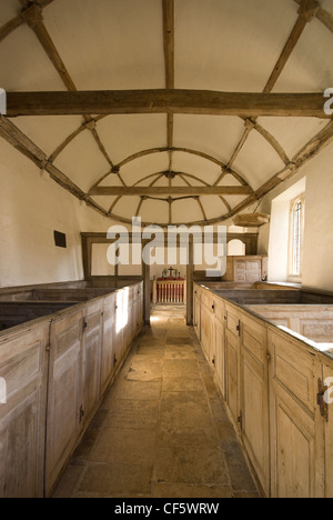 Interno del restaurato St Andrew Chiesa a Winterborne Tomson nel Dorset. Foto Stock