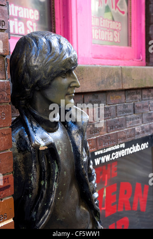 Statua di John Lennon al di fuori del Cavern Club, il luogo dove Brian Epstein vide per la prima volta i Beatles eseguendo nel 1961. Foto Stock