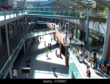 People shopping in Liverpool One, un enorme nuovo shopping e tempo libero sviluppo in citta'. Foto Stock
