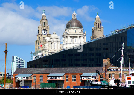 La modifica sullo skyline di Liverpool che offre moderni blocchi di appartamenti con le tre Grazie. Foto Stock