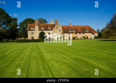 Michelham Priory e giardini, un Tudor Mansion che si è evoluto da un ex convento agostiniano. Foto Stock