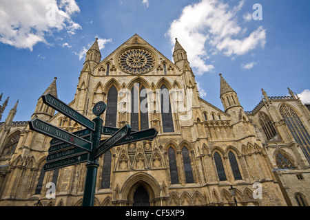 Un cartello a dare indicazioni al di fuori di York Minster Cathedral. Foto Stock