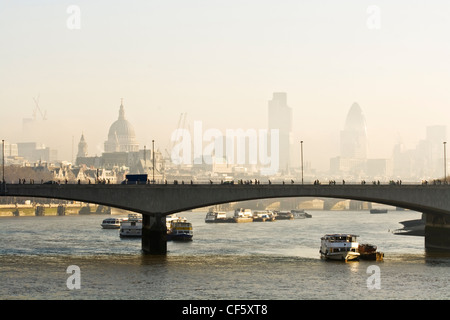 Ora di punta in una nebbiosa mattina. Foto Stock