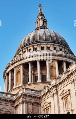 La cupola sulla cima della Cattedrale di St Paul nella City di Londra, progettato da Sir Christopher Wren nel XVII secolo. Th Foto Stock