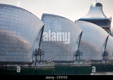 La Thames Barrier a Woolwich. La barriera è stata completata nel 1984 e si estende per un terzo di miglio attraverso il fiume Tamigi. Foto Stock