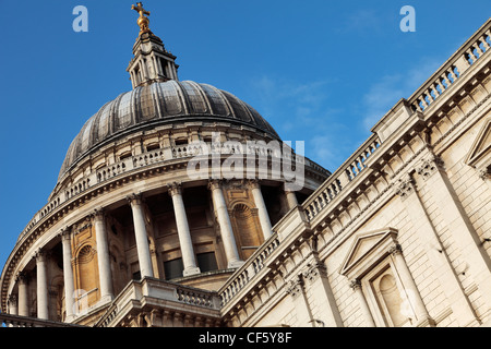 La cupola in cima alla Cattedrale di San Paolo nella città di Londra, progettato da Sir Christopher Wren nel XVII secolo. La d Foto Stock