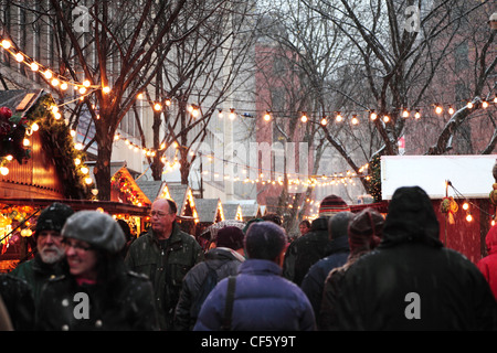 La gente lo shopping al mercato di Natale a Manchester in una fredda giornata invernale. Foto Stock