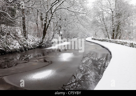 Lastre di ghiaccio sulla superficie del Huddersfield stretto canale. Foto Stock