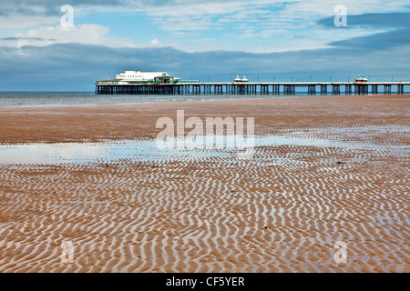 Increspature sulle sabbie con molo nord in background che si estendono nel mare. Foto Stock