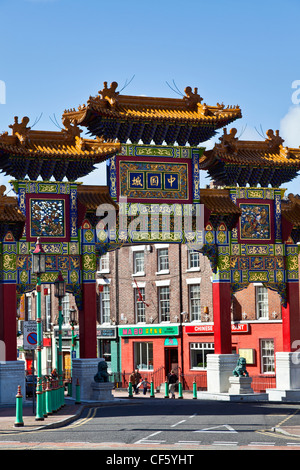 L'arco imperiale (aperto 2000) che segna l'ingresso nella Chinatown di Liverpool, in uno dei più antichi cinesi stabilito comunitario Foto Stock