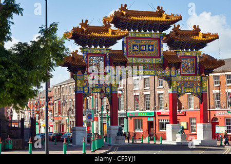 L'arco imperiale (aperto 2000) che segna l'ingresso nella Chinatown di Liverpool, in uno dei più antichi cinesi stabilito comunitario Foto Stock