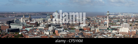 Una vista panoramica della città verso la Mersey estuario, dotato del prominente e i punti di riferimento iconici delle Tre Grazie e Foto Stock