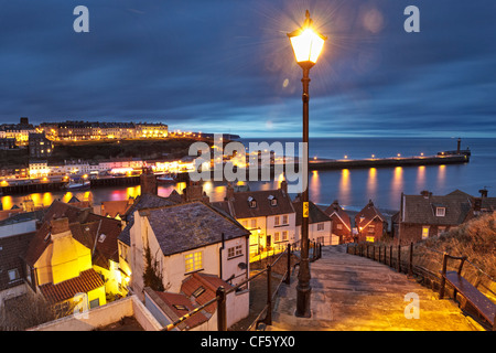 Visualizza in basso Whitby il famoso 199 passi verso la città vecchia e il porto. Foto Stock